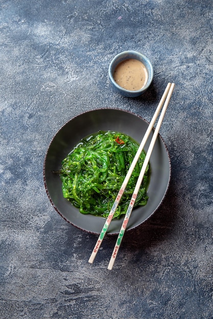 Чука-вакаме - японский салат из морских водорослей с ореховым соусом