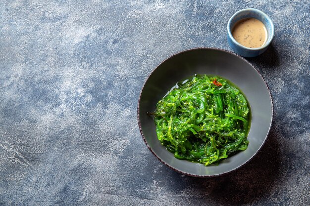 Photo chuka wakame seaweed japanese salad with nuts sauce