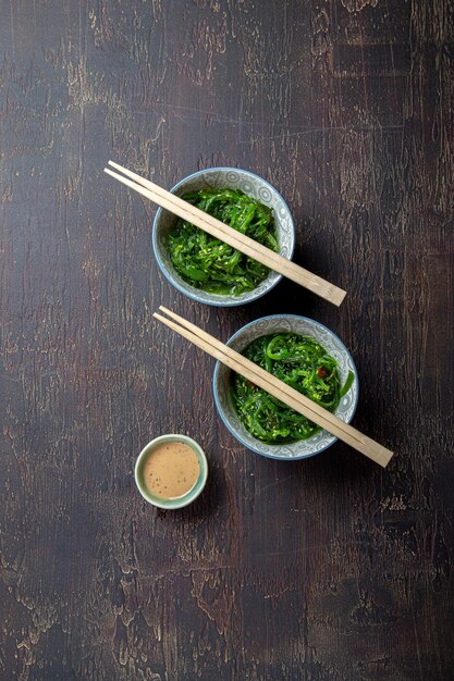 Photo chuka wakame seaweed japanese salad with nuts sauce