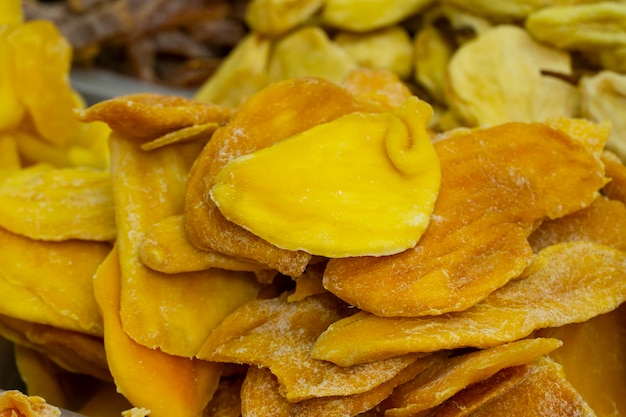 Куски сушеного манго на фруктовом рынке
