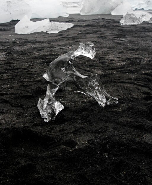 Photo chunks of glacial ice washed ashore at diamond beach iceland