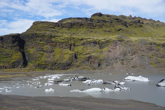 アイスランドのソルヘイマヨークトル氷河の湖に浮かぶ氷の塊