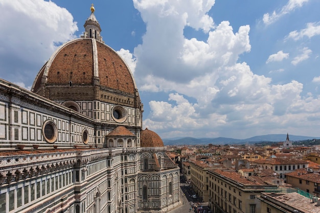 Foto chiesa contro il cielo nuvoloso