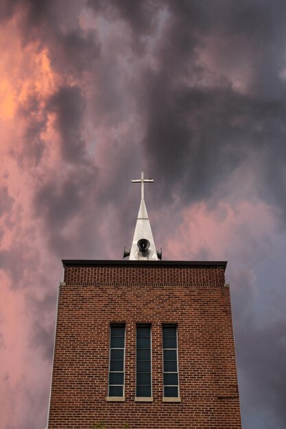 Photo church against pink overcast sky photo