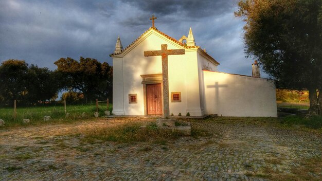 Foto chiesa contro il cielo sul campo