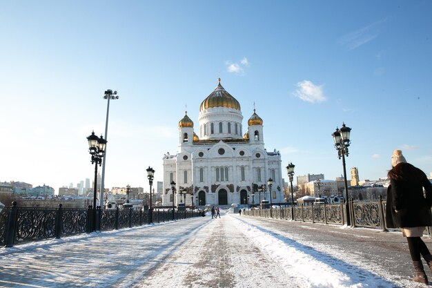 Церковь против неба зимой