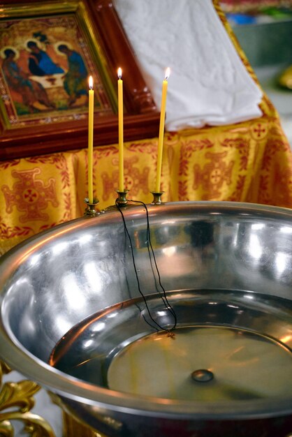 Foto attributi della chiesa e vista all'interno