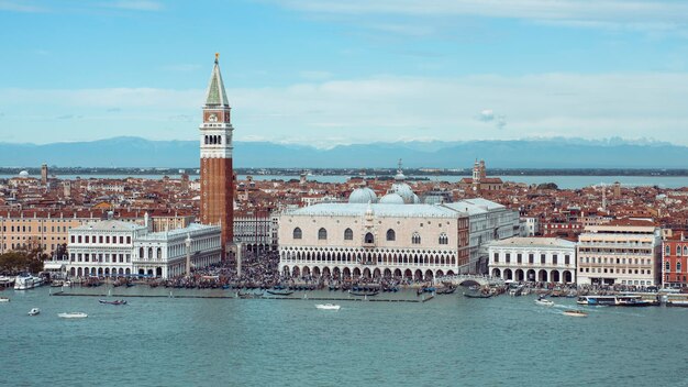 Foto chiesa sul mare in città contro il cielo