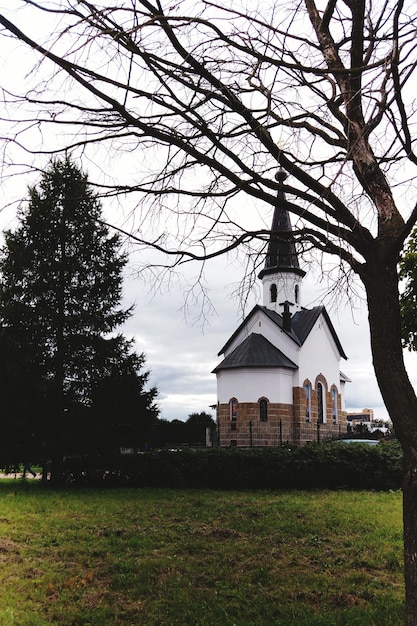 Photo church on field against sky