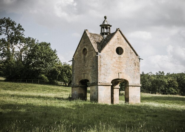 Photo church on field against sky