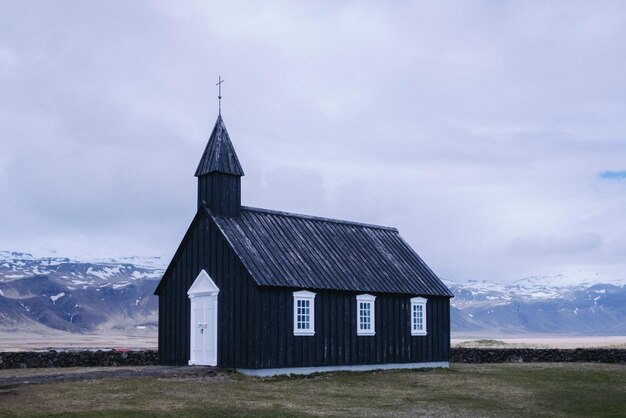 Foto chiesa sul campo contro il cielo