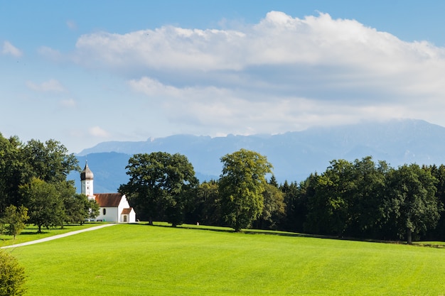 Chiesa nascosta tra gli alberi di una foresta