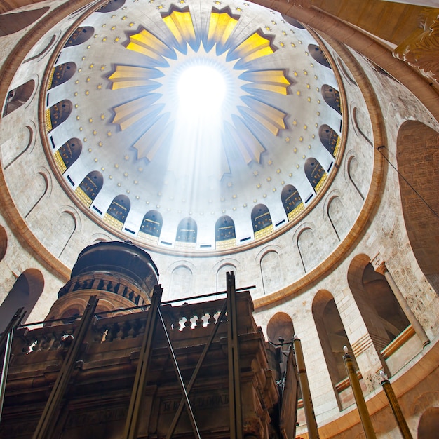 イスラエル、エルサレムのスライライトの窓から雄大な光が降り注ぐ聖墳墓教会