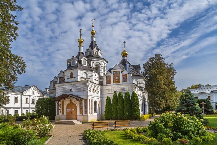 Photo church in honor of the monk stephen makhrishchsky wonderworker in  holy trinity monastery russia
