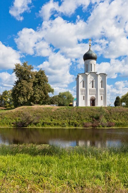 러시아의 Nerl 강 마을 Bogolyubovo에 중보기도의 교회