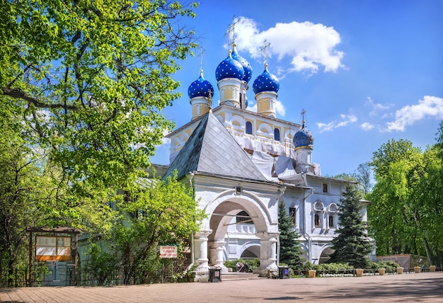 Церковь Казанской иконы Божией Матери в парке Коломенское в Москве в солнечный летний день. Подпись под фото: Запрещено кормить голубей