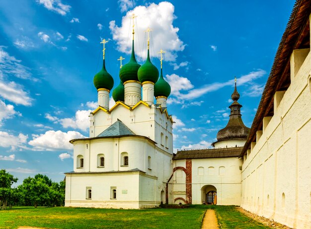 Foto chiesa nel giardino metropolitano dietro la parete principale del cremlino di rostov il grande