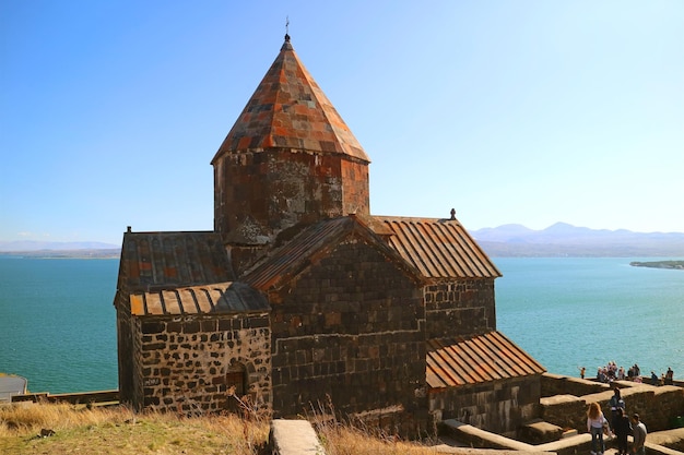 아르메니아 Sevanavank 수도원에서 Sevan 호수에 대한 하나님의 어머니 교회