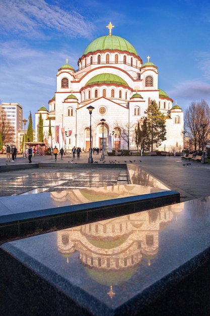 Фото Церковь святого саввы сербская православная церковь, расположенная на плато врачар в белграде, сербия.
