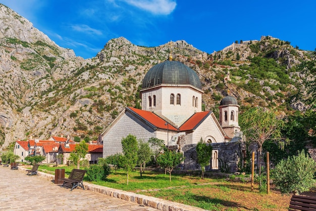 Фото Церковь святого николая в которе солнечный день черногория