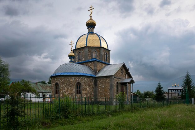 写真 聖殉教者の教会 グリア・サモンとアヴィヴァ 雲の多い夏の日に ハミシュキ・アディゲア ロシア