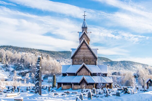 写真 冬の空の向こうの野原にある教会