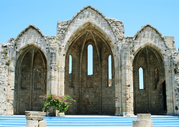 Photo the church of our lady of the burgh in the medieval town of rhodes dates back to the 14th century church of the virgin of the burgh medieval ruins wanderlust cultural travel concept in greece