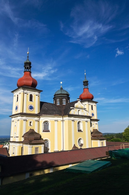 Foto chiesa di nostra signora del buon consiglio a dobra voda repubblica ceca soleggiata giornata estiva