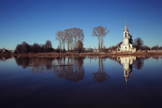 ロシアの川沿いの教会の秋の風景