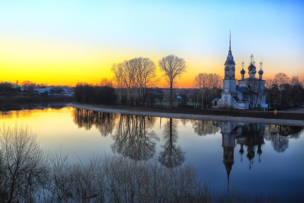 写真 教会の川のパノラマのヴォログダ、風景の正統な観光ロシア