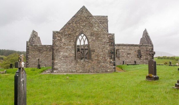教会の廃墟と墓地