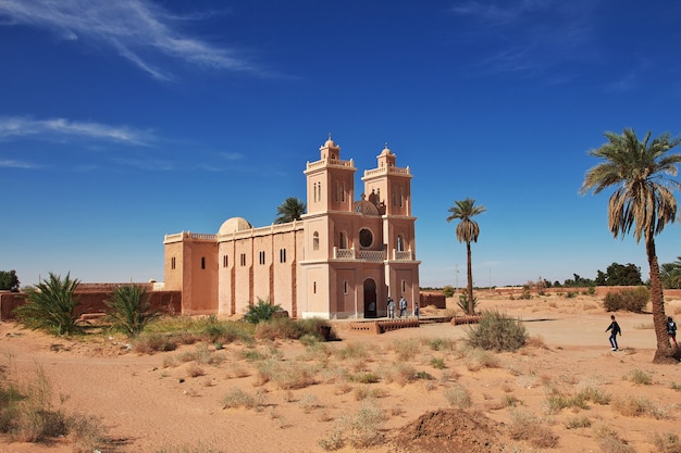 Foto la chiesa nel deserto del sahara, nel cuore dell'africa