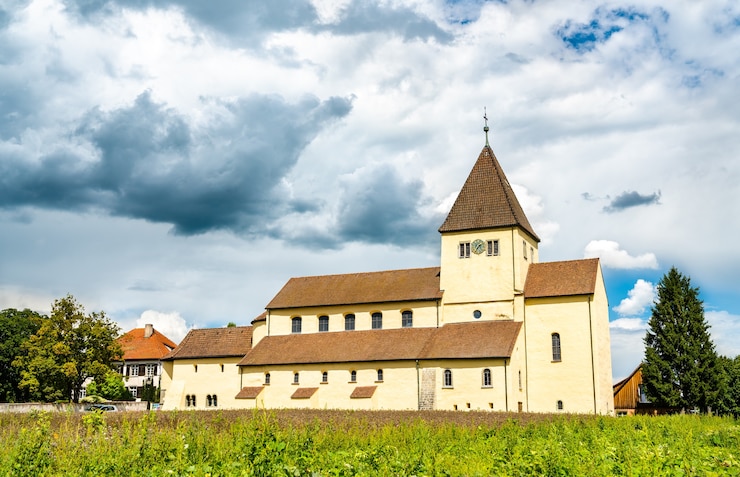Photo church of saint george on the island of reichenau on lake constance in southern germany