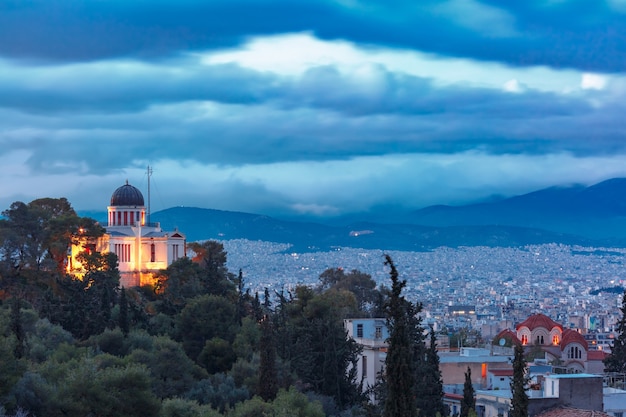 Chiesa di santa marina a thissio durante l'ora blu serale ad atene, grecia