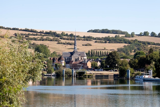 Les Andelys의 강변 마을에 있는 SaintSauveur du PetitAndely 교회