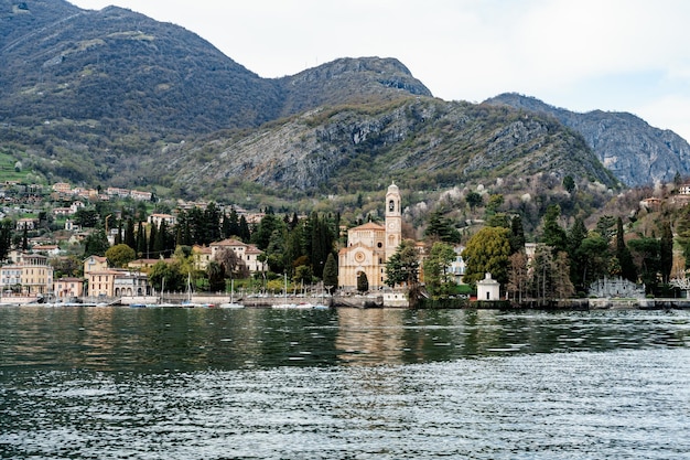 Церковь сан-лоренцо на берегу озера комо италия