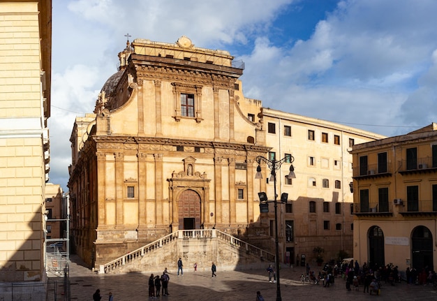 La chiesa di santa caterina la facciata rivolta verso piazza bellini palermo sicilia italia