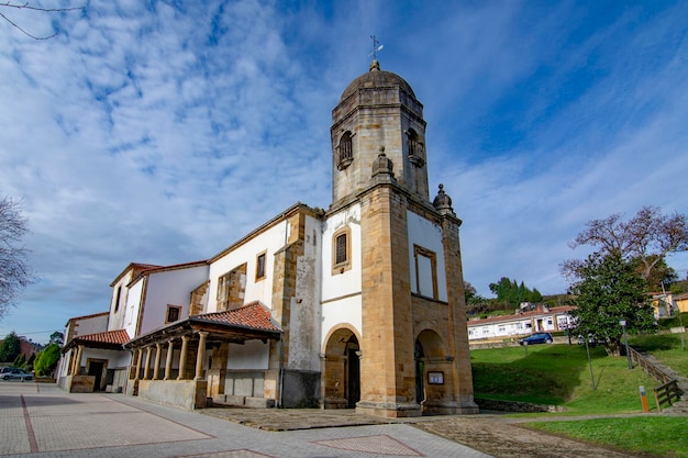 Lastres Asturias 마을에 있는 Santa Maria de Sabada 교회