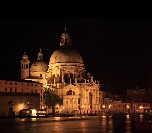 夜のヴェネツィアのサンタ・マリア・デッラ・サルーテ教会