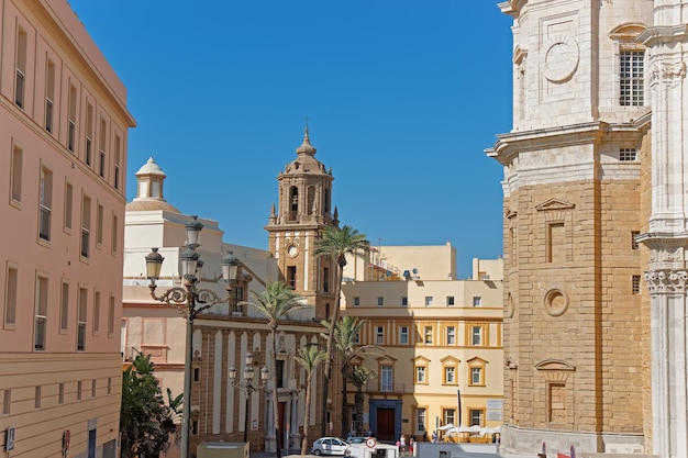 Chiesa di santiago nel centro storico di cadice, andalusia, spagna.