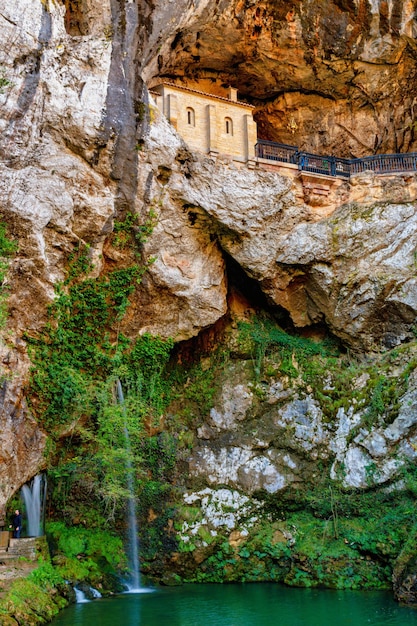 Photo church in the side of a cliff in covadonga, asturias, spain