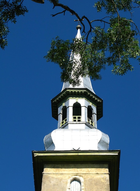 La chiesa nel piccolo villaggio dell'estonia