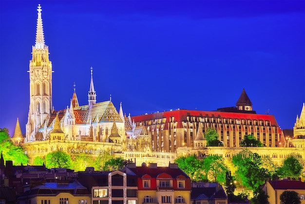 성 마티아스 교회(Church of St. Matthias), 어부의 요새(Fisherman's Bastion) - 다뉴브 강(Danube.Budapest)의 해안 전망. 헝가리.