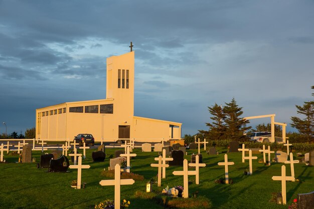 Foto chiesa della città di hofn in islanda