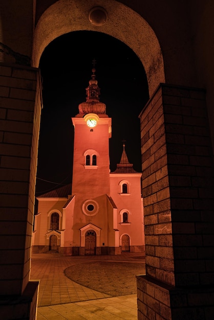 町Ruzomberokスロバキアの教会は、2020年の赤い水曜日のために赤く照らされています