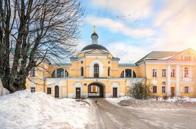 Преображенская церковь в монастыре в Твери в свете солнца зимним вечером