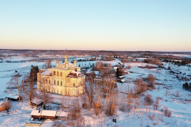 教会の冬のドローン、寺院の屋外のクリスマス休暇を見る