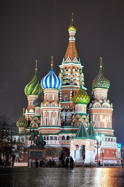 Photo a church with a blue dome and a green dome with a blue dome on the top