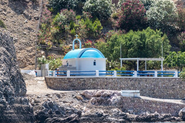 Foto chiesa con tetto blu vicino a stegna nella parte orientale dell'isola di rodi, in grecia