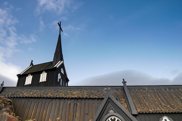 Photo a church with a cross on the top of it